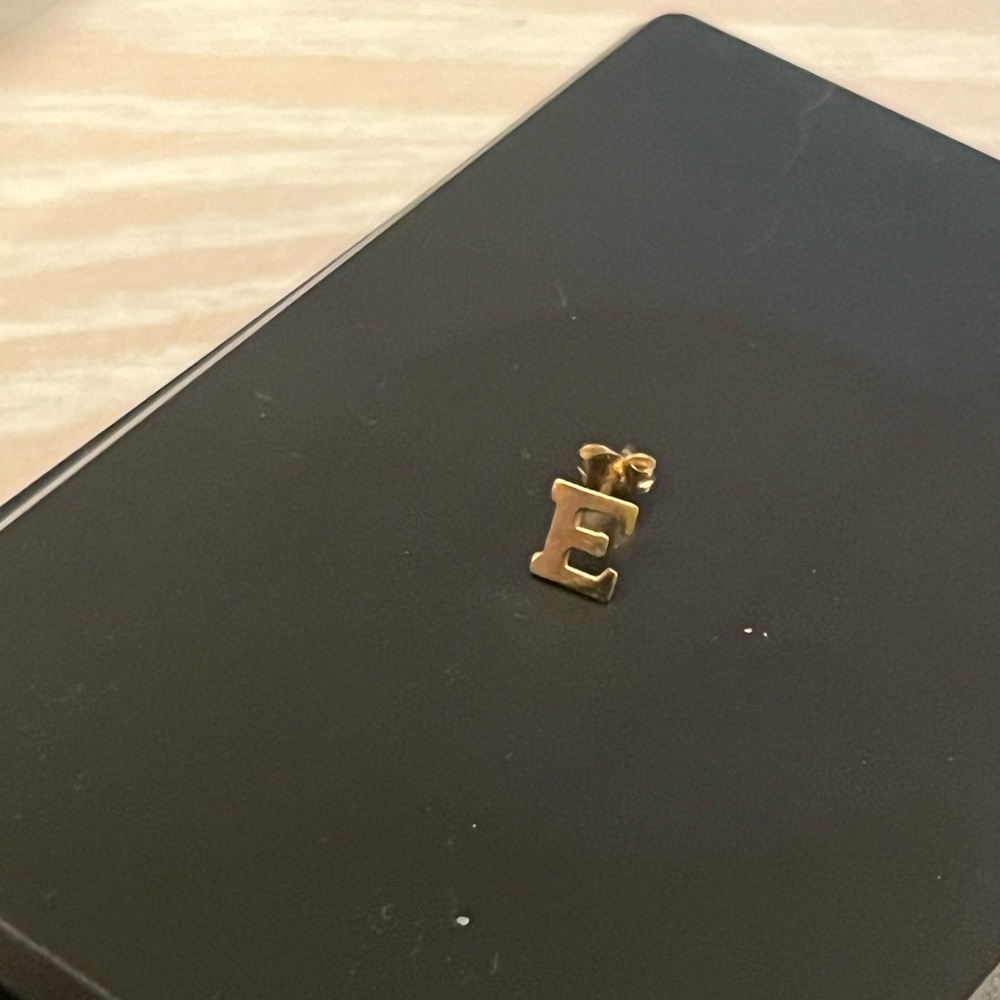 “E” stud - Picture 4 of 4